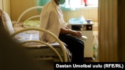 Бейтаптарды текшерип жаткан дарыгер.