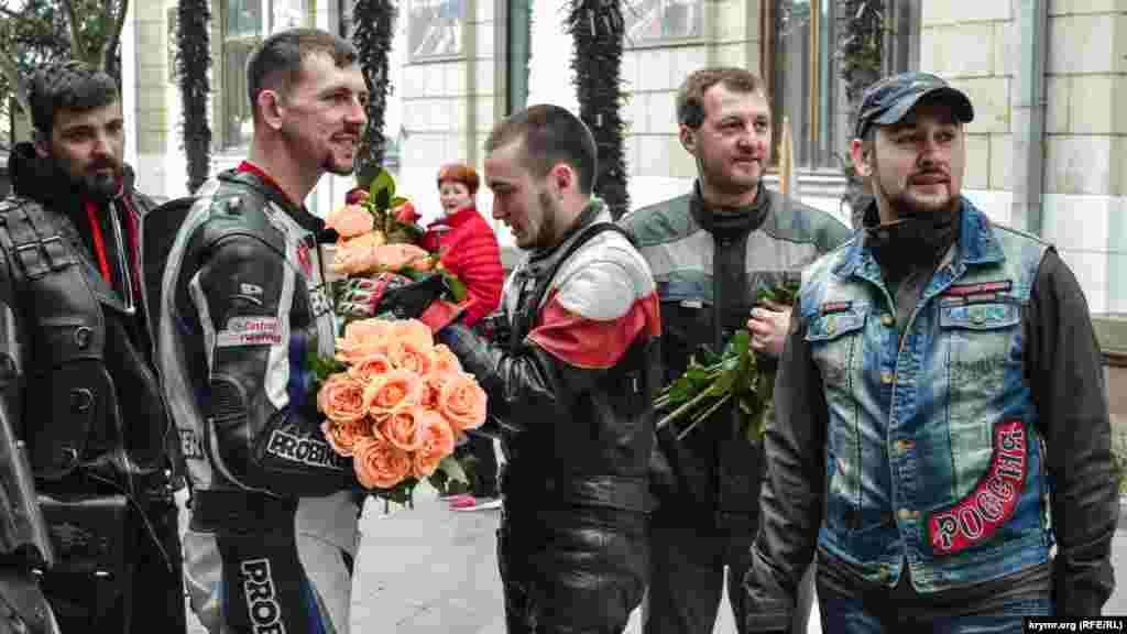 181-й день народження Ялти. Цього дня на набережній міста влаштували танцювальний флешмоб, а байкери дарували перехожим троянди, 5 квітня