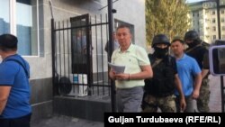 Фарид Ниязов сот имаратынын алдында. 2019-жылы тартылган сүрөт.