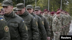 Військовослужбовці 173-ї повітряно-десантної бригади тактичної групи армії США та українські нацгвардійці на церемонії відкриття спільних навчань «Фіарлес Гардіан-2015». Яворівський полігон, 20 квітня 2015 року