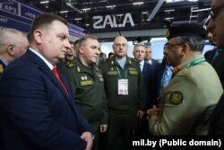 Міністар абароны Віктар Хрэнін і старшыня Дзяржаўнага вайскова-прамысловага камітэту Дзьмітры Пантус (зьлева)