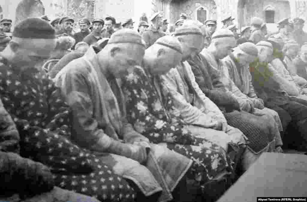 &nbsp;Самарканддын Тилла-Кари мечитинин ичинде. Соттун өлүм жазасы өкүмүн угуп аткан басмачылар.