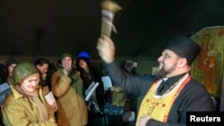 Поп аялдардын коргоо кошуунун түзгөн активисттерди алкоодо. Киевдин Төбөлсүздүк  майданындагы чатырлардын биринин ичи. 10-февраль 2014. 