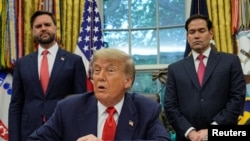 Дональд Трамп, вице-президент Вэнс и Рубио (справа) в Белом доме