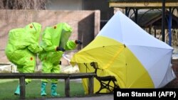 Члени рятувальних служб у Британії встановлюють намет хімзахисту над лавкою, де були знайдені чоловік і жінка в критичному стані 4 березня 2018 року поблизу торговельного центру Maltings у Солсбері, 8 березня 2018 року