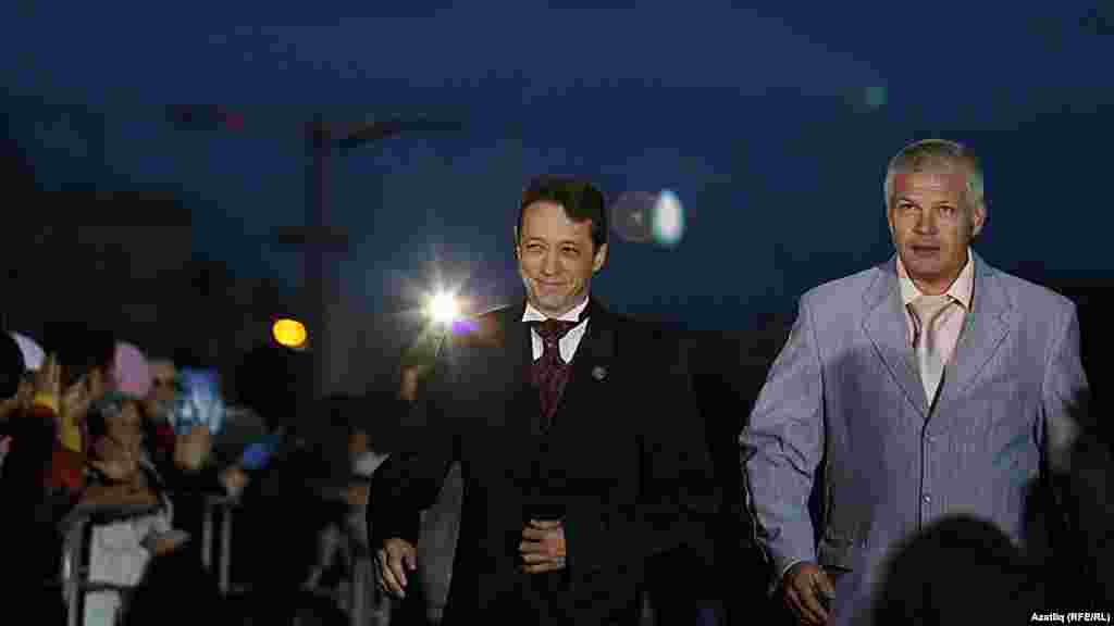 Камал театры каршында яңа сезон ачу тантанасы. (с) Илдус Габдрахманов һәм Айрат Арсланов.&nbsp;