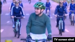 Prezident Berdimuhamedow tigirli ýörişe gatnaşýar. 2013-nji ýyl, arhiw fotosy.