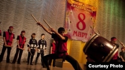 Тайкодо ойнош үчүн музыканы сезе билүүнүн өзү жетишсиз. Ага кара күч да талап кылынат