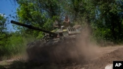 Ukrain esgerleri Donetsk sebitindäki front çyzygysynyň golaýynda.
