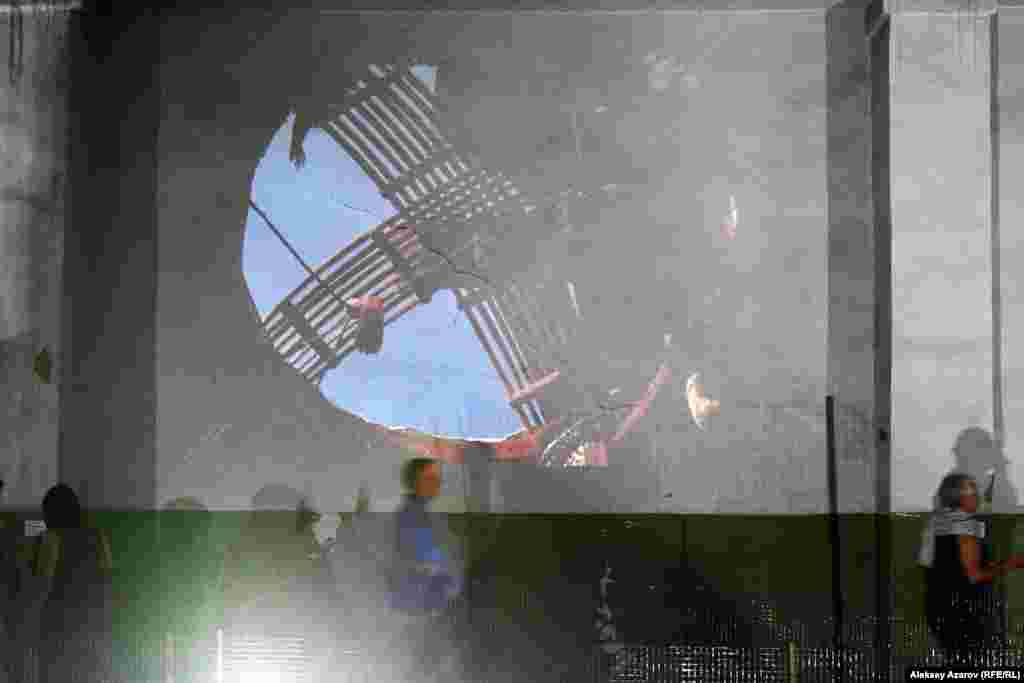 Видеперформанс Анвара Мусрепова &laquo;Харам&raquo;&nbsp;&mdash; о нависшей над&nbsp;Казахстаном угрозе радикального ислама. На видео мужчина с густой бородой, в белой шапочке забивает досками шанырак и возникает клаустрофобическое чувство от потери света, чувство, что забит в гробу. По мнению Анвара, радикализация в религии означает для казахов самоколонизацию и потерю национальной идентичности, за которую они всегда боролись.