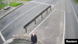 Скриншот із камери спостереження: чоловік, схожий на Миколу Статкевича, в нейтральній зоні між кордонами Білорусі та Литви, 11 вересня 2025 року