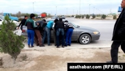 Жители областей, пытающиеся найти поденную работу на окраине Ашхабада (архивное фото) 