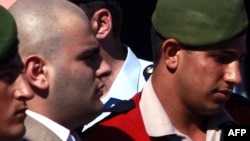 Огюн Самаст (в центре) в сопровождении полиции, 2008 год 