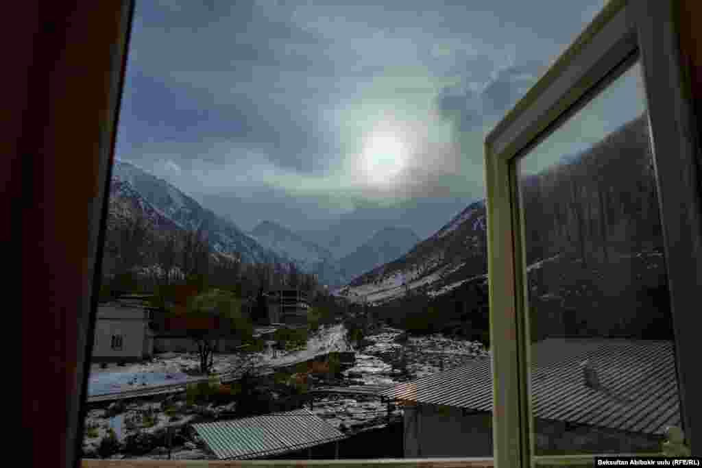 Терезеден көрүнгөн пейзаж. Ысык-Ата.&nbsp;