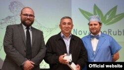 Анвар Буронов (посередине) с коллегами. Фото взято с сайта компании Nova-BioRubber.