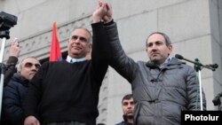 Раффи Ованнисян (слева) и Никол Пашинян (справа) в ходе митинга на площади Свободы, Ереван, 20 февраля 2013 г.  