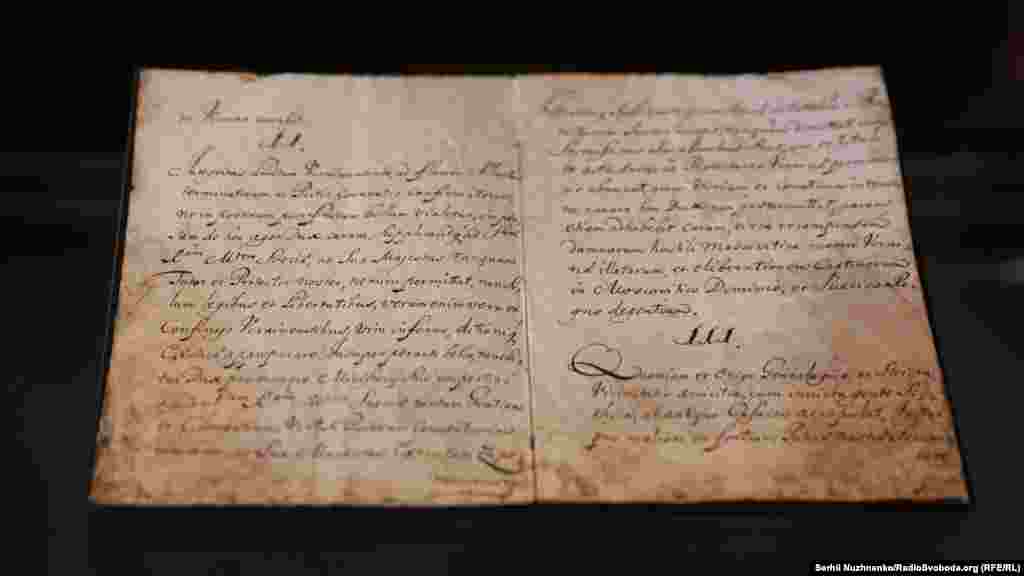 Міністр закордонних справ України Дмитро Кулеба пояснив, чому латинський переклад договірних статей &laquo;Конституції Пилипа Орлика&raquo;, привезений на експозицію зі Швеції, виставили розкритим на другій і третій статтях. У дописі про це у фейсбуці 16 серпня він так коротко передав зміст цих статей у латинському перекладі: &laquo;Стаття 2. Недоторканність українських кордонів, які пролягають по ріці Случ і затверджені угодами, щоби не порушувалася у майбутньому після завершення війни. Стаття 3. Оскільки козаки здавна пов&rsquo;язані із непереможним скитським народом і походженням і законами близького сусідства, отож, для кращої і надійнішої безпеки нашої Вітчизни ясновельможний гетьман повинен домогтися від найяснішого хана відновлення колишніх побратимських стосунків із Кримською державою, оружної підтримки й затвердження цього навічно у договорі&raquo; 