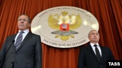 Міністр закордонних справ Росії Сергій Лавров (л) та президент Росії Володимир Путін