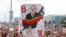 Минскиде митингчилердин бири кармап чыккан Лукашенконун шакаба сүрөтү.