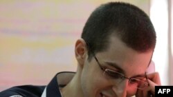 Капрал Израильской армии Гилад Шалит разговаривает с родителями.