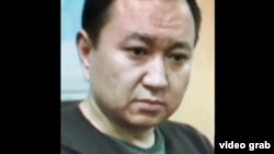 “Инфоком” мамлекеттик ишканасынын мурдагы директору Талант Абдуллаевге түспөлдөш адам (видеодон алынган сүрөт).