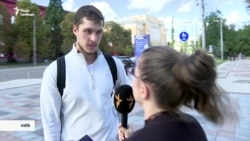 Чоловіки 18-22 зможуть їхати за кордон. Що про це думають українці? Опитування Радіо Свобода