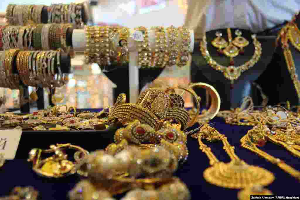 Сатуучулардын айтымында, айымдар үчүн арналган бул жасалгалар алтын эмес. Салмагына, кооздугуна карай баасы миң сомдон беш миң сомго чейин. &nbsp; &nbsp;