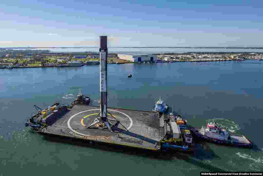 Після успішної посадки в 2019 році ракета-носій Falcon 9 повертається на базу на своєму кораблі-дроні. Трохи більше 80 відсотків спроб SpaceX здійснити посадку на океан були успішними