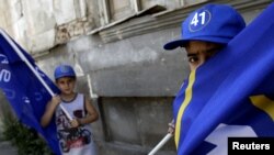 Победа правящей партии несет еще и информацию к размышлению. Низкая явка избирателей говорит о падении рейтинга «мечтателей», а большинство избирателей отдали им свой голос потому, что по-прежнему не хотят возвращения к власти «националов»