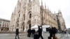 Туристи в захисних масках поруч із собором у Мілані, Італія, 2 березня 2020 року