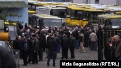 Обещанные городскими властями «пасхальные премии» служащие транспортной компании не получили по сей день. Свое недовольство подобной несправедливостью водители автобусов собирались выразить вчера на акции протеста