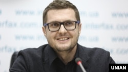 Раніше частина коментаторів заявляла, що попередній голова партії «Слуга народу» Іван Баканов (на фото) був призначений на посаду першого заступника голови СБУ, не склавши повноважень голови політичної сили