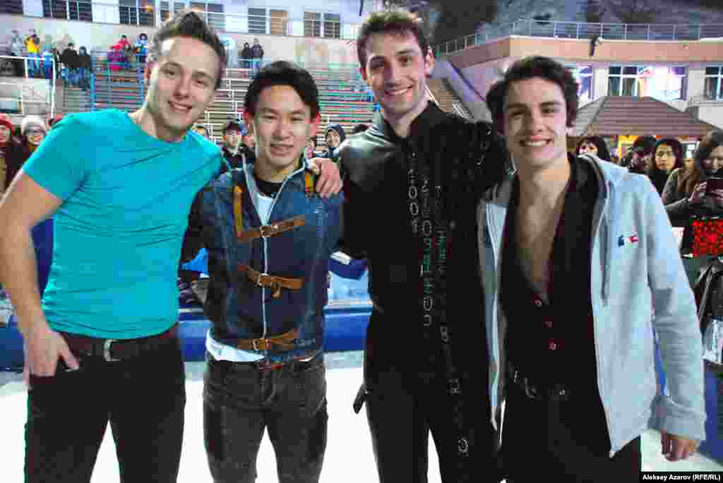 Зрители ждали, когда на лед выйдут фигуристы с громкими именами. На фото (слева направо): Александр Любченко (ледовый акробат, Украина), Денис Тен (призер Олимпийских игр и чемпионата мира, чемпион Азиатских игр, Казахстан), Бриан Жубер (чемпион мира, Европы, Франция), Жан-Дени Санчис (ледовый акробат, Франция).&nbsp; Выступила также Анна Овчарова (чемпион Швейцарии, призер российского чемпионата).