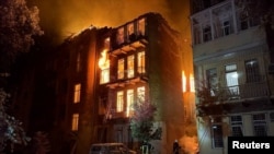 Одессада түнкү чабуулдан көп кабаттуу үйлөрдө өрт тутанды. Украина, 20-июнь, 2025-жыл.