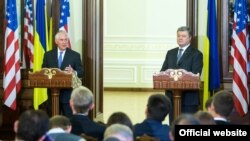 Президент України Петро Порошенко і держсекретар США Рекс Тіллерсон (ліворуч). Київ, 9 липня 2017 року