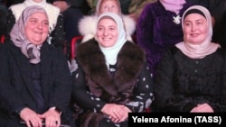 Нохчийчоьнан куьйгалхочун Кадыров Рамзанан хIусамнана (йуккъерниг)тдезачу денна леринчу концертехь йу. 2018 шо
