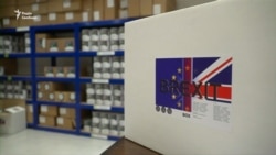 Brexit Box: британці запасаються наборами продуктів на випадок «суворого» виходу з ЄС – відео
