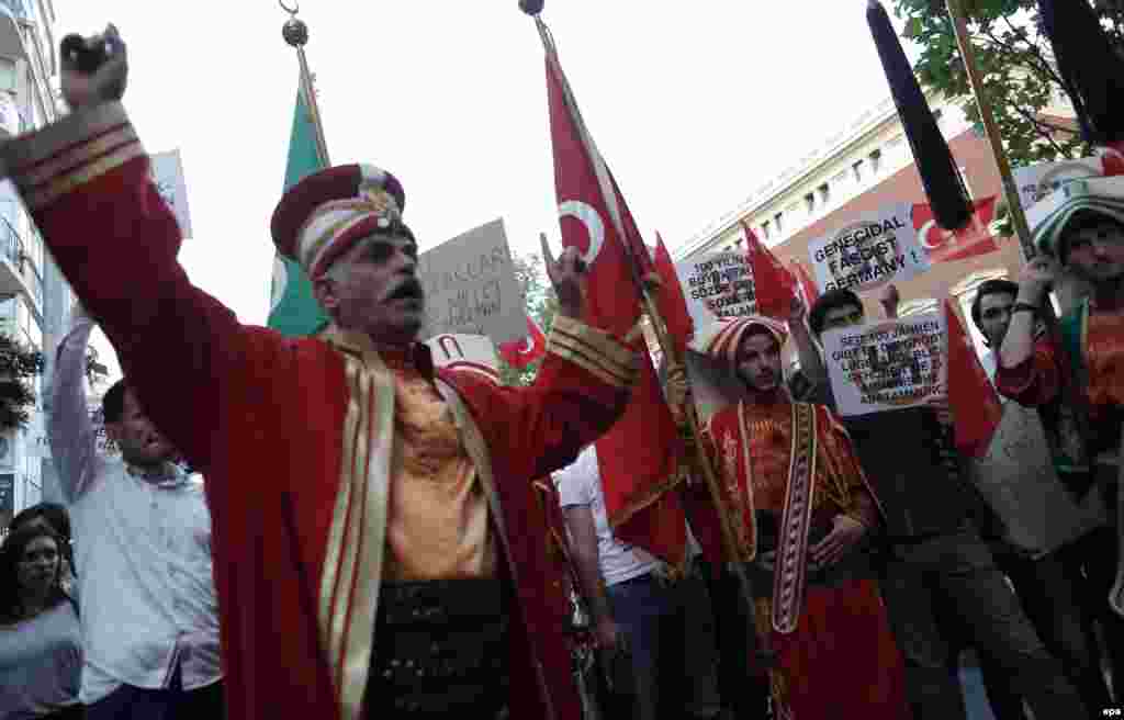 Багато хто з учасників протесту був у костюмах часів Османської імперії