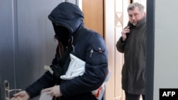 Բելառուս - Ժուռնալիստների ասոցիացիայի ղեկավար Անդրեյ Բաստունեցը (աջից) կազմակերպության գրասենյակի խուզարկությունից հետո, Մինսկ, 16-ը փետրվարի, 2021թ.