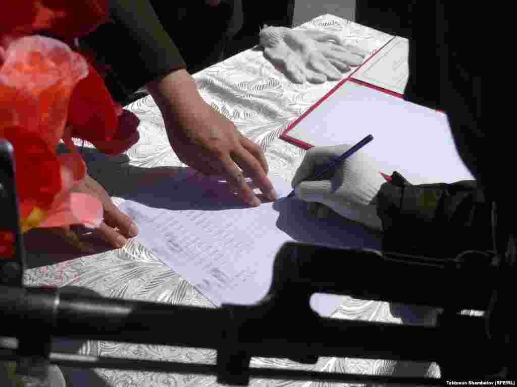 Жаш аскерлердин ант берүү аземи аскер кошууну даярдаган аскердик жүрүш, салтанат менен коштолду.