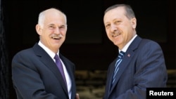 Հունաստանի վարչապետ Գեորգիուս Պապանդրեուն (ձախից) ողջունում է իր թուրք գործընկեր Ռեջեփ Էրդողանին (աջից) 