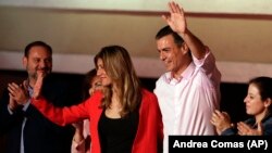 Իսպանիա - Վարչապետ Պեդրո Սանչեսը՝ տիկնոջ հետ, Սոցիալիստական կուսակցության կենտրոնակայանում ողջունում է իր աջակիցներին, Մադրիդ, 28-ը ապրիլի, 2019թ․