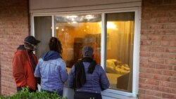 Члени сім'ї спостерігають за пацієнткою з коронавірусною хворобою з вікна медичного центру Аннандейла, штат Вірджинія, США, 27 квітня 2020 року