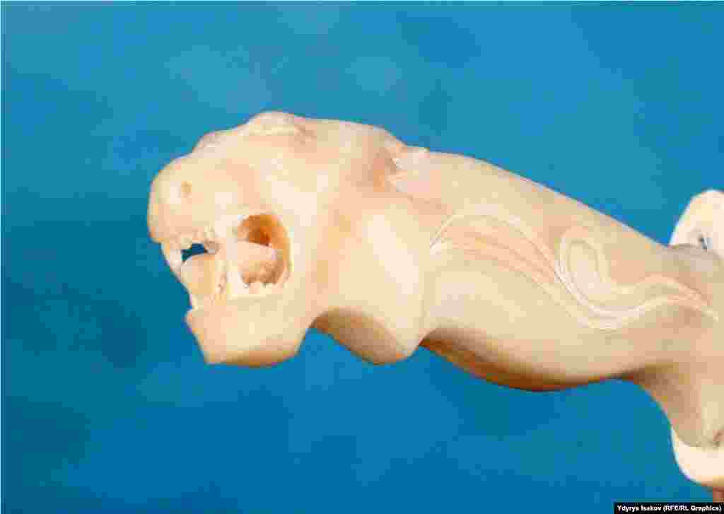 Мүйүз уста мүйүздөн түрдүү сувенирлерди жасап, дүйнөлүк көргөзмөлөргө Кыргызстандын атынан барууга ниет кылууда.&nbsp;