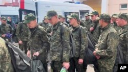 Вызваленыя з украінскага палону расейскія вайскоўцы на тэрыторыі Беларусі. 6 траўня 2025 году