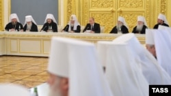 Путин православ чиркәү әһелләре белән очраша (архив фотосы)