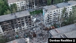 Зруйнований авіабомбою будинок в Покровську. Травень 2025 року