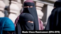 Никаб кийип жүргөн аял. Копенгаген,  31-май, 2018-жыл