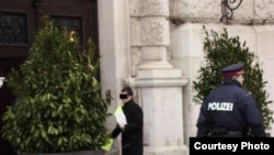 Қазақстан азаматтық қоғамының белсендісі  ЕҚЫҰ  Парламент Ассамблеясының қатысушыларына үнпарақшалар таратуда. Вена, 20 ақпан 2009 жыл. 