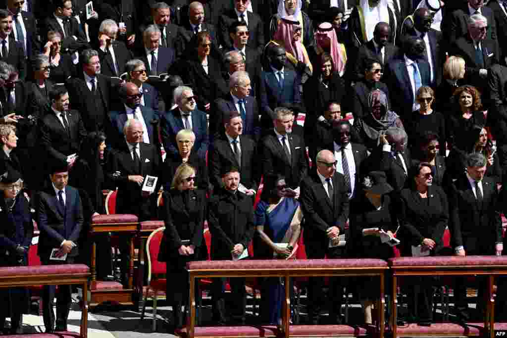 Прэзыдэнт Украіны Ўладзімір Зяленскі і яго жонка Алена Зяленская прысутнічаюць на цырымоніі пахаваньня папы Францішка на пляцы Сьвятога Пятра ў Ватыкане, 26 красавіка 2025 году